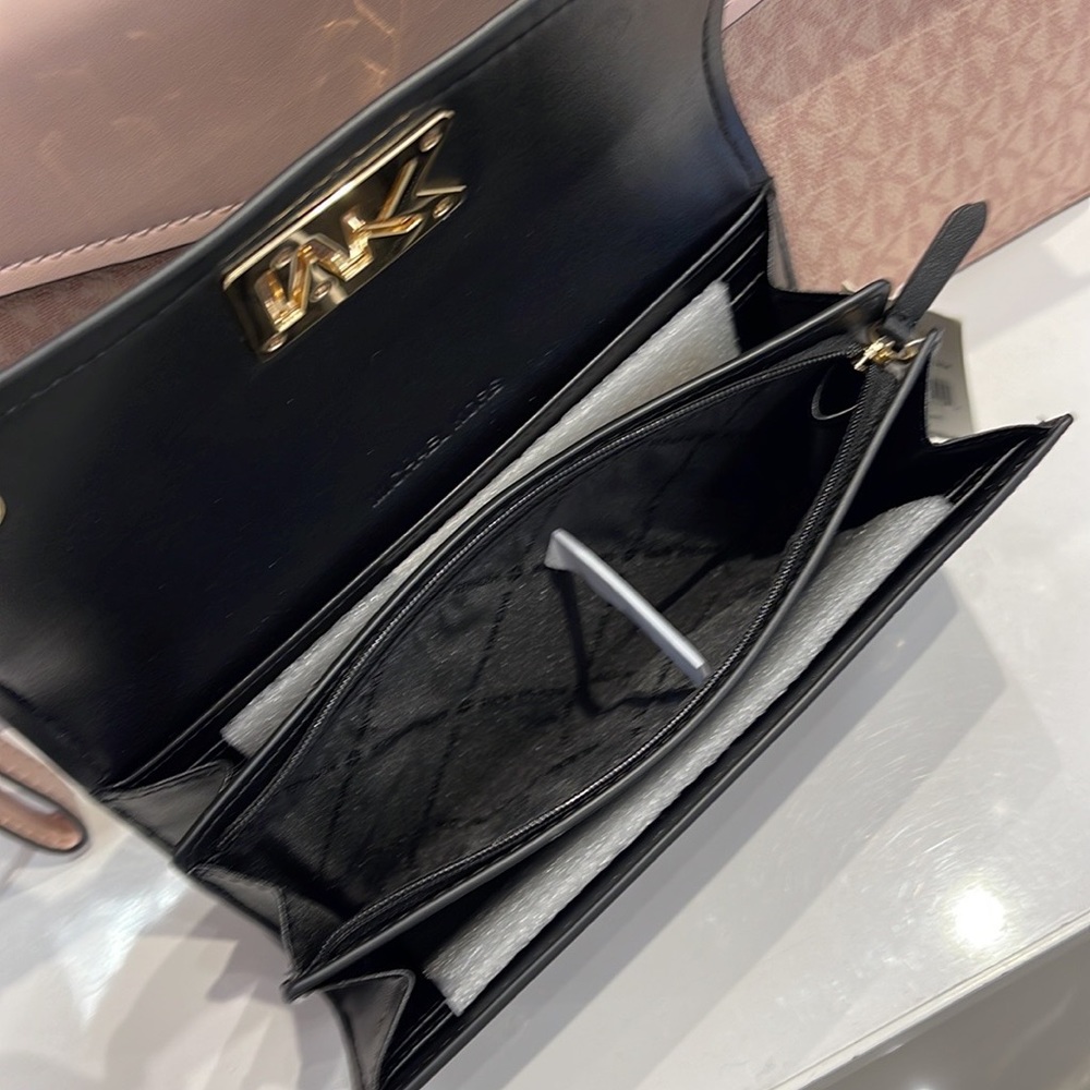 Michael Kors Mimi Large Saffiano Leather Bi-Fold Continental Wallet
Black
NWT - Picture 10 of 16